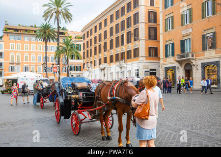 Transport de chevaux et des promenades touristiques sur la Piazza di Spagna, Rome, Italie Banque D'Images