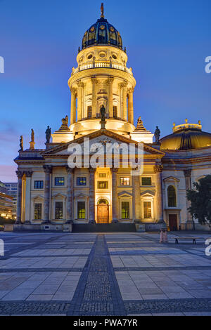 La nouvelle église sur la Gendarmenmarkt à Berlin à l'aube Banque D'Images