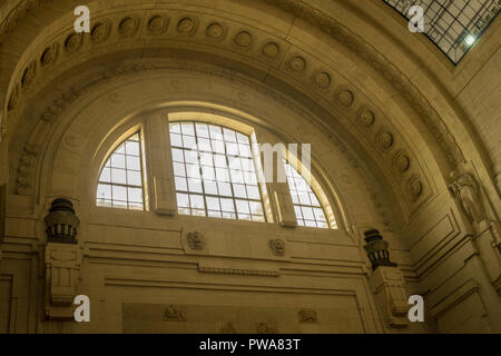 La gare centrale de Milan - 31 Mars : l'intérieur de la gare centrale de Milan le 31 mars 2018 à Milan, Italie. La gare ferroviaire de Milan est la la Banque D'Images