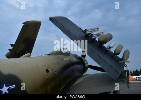 L'A-1 Skyraider l 'Américain' fier a volé au loin l'USS Keersage dans la guerre de Corée avant de servir dans les forces aériennes de plusieurs nations africaines. Banque D'Images