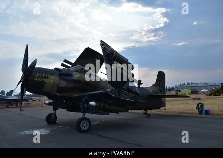 L'A-1 Skyraider l 'Américain' fier a volé au loin l'USS Keersage dans la guerre de Corée avant de servir dans les forces aériennes de plusieurs nations africaines. Banque D'Images