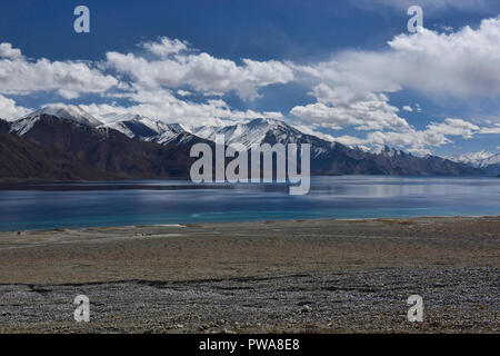 Beau lac Pangong, le joyau du Ladakh, Inde Banque D'Images