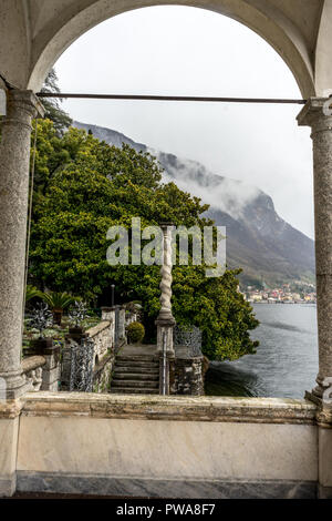 Varenna, Italie - 31 mars 2018 : Une arche à belle Villa Monastero à Varenna sur une journée ensoleillée. Le lac de Côme, Lombardie, Italie Banque D'Images