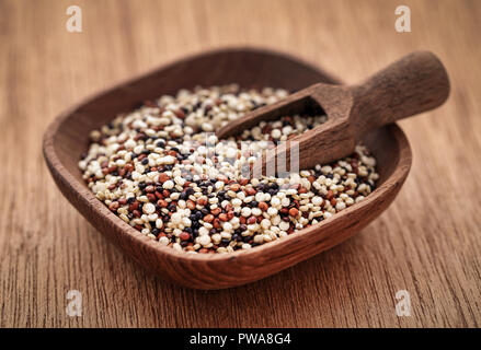 Mixte fraîche du quinoa en bol en bois sur surface naturelle Banque D'Images