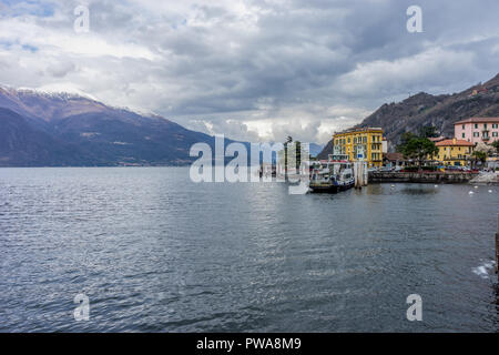 Varenna, Italie- 31 mars 2018 : un bateau sur le lac de Côme le transport de wagons pour le village de Varenna Banque D'Images