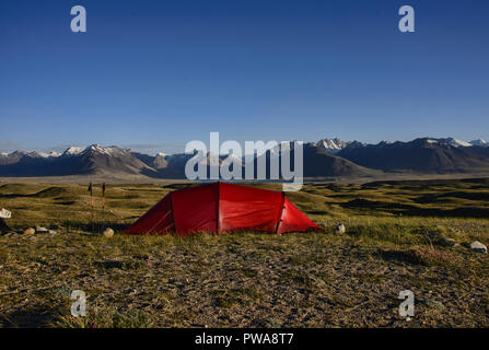 Camping lac Zorkul ci-dessus, avec la grande plage du Pamir en Afghanistan derrière,Tadjikistan Banque D'Images