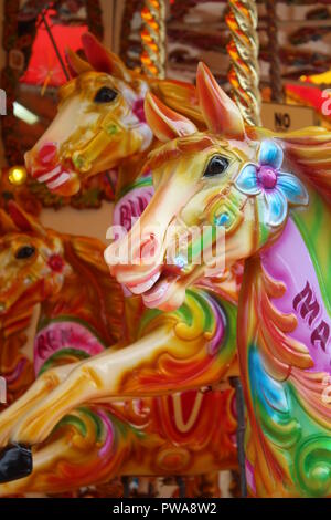 Close-up de carrousel chevaux têtes sur les Infirmières de l'carousel au Albert Dock, Liverpool Banque D'Images