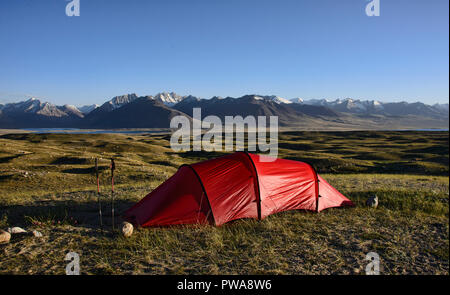 Camping lac Zorkul ci-dessus, avec la grande plage du Pamir en Afghanistan derrière,Tadjikistan Banque D'Images