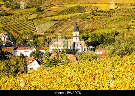 Village de Ribeauvillé en Alsace au milieu des vignes à l'automne, les couleurs de la France. Banque D'Images