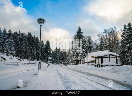 Une petite station de chemin de fer à voie étroite dans la résine au cours de l'hiver Banque D'Images