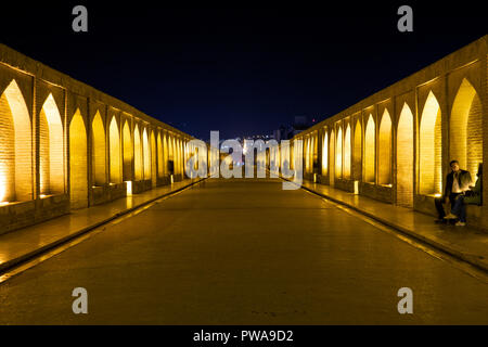 Allāhverdi Khan Pont, populairement connu sous le nom de Si-O-seh pol, est l'un des 11 ponts d'Isfahan, Iran et le plus long pont sur la rivière Zayandeh . Banque D'Images