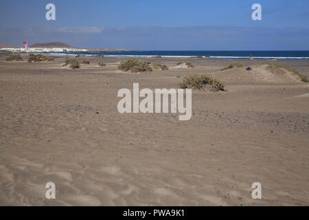 La plage de Famara, Lanzarote, îles Canaries, l'Europe Banque D'Images