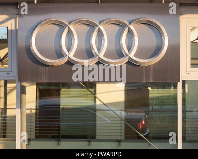 BELGRADE, SERBIE - Octobre 7, 2018 : Audi logo sur leur principal magasin concessionnaire à Belgrade. Audi est un constructeur automobile et voiture allemande, se spécialiser Banque D'Images