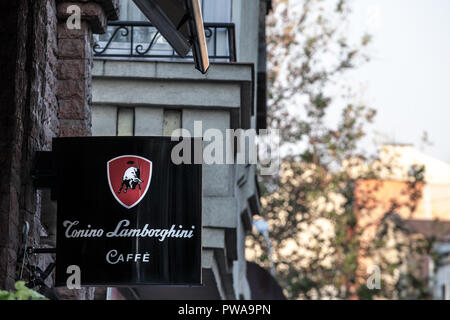 BELGRADE, SERBIE - Octobre 8, 2018 : Tonino Lamborghini logo Caffe allumé sur un bar-café de Belgrade, au cours de la soirée. Capsule Lavazza est l'un des plus grands cof Banque D'Images