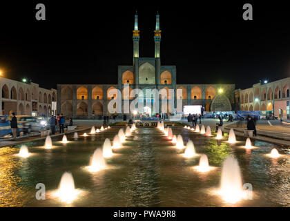 Amir Chakmaq complexe par nuit avec des lumières colorées, Yazd, Iran Banque D'Images