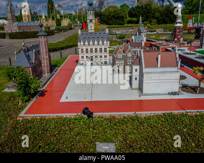 Bruxelles, Belgique - 17 Avril 2017 : Miniatures au parc Mini-Europe - reproduction de la florissante ville portuaire avec Hôtel de ville gothique de Veere dans sw Banque D'Images