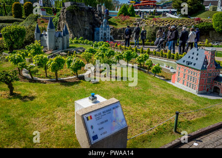 Bruxelles, Belgique - 17 Avril 2017 : : Parc Mini-Europe - reproduction de Curtis house à Liège et féerique château veves dans celles, Belgique, Europe Banque D'Images