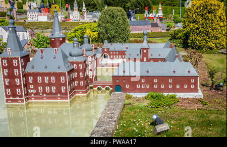Bruxelles, Belgique - 17 Avril 2017 : Miniatures au parc Mini-Europe - reproduction de l'Hoensbroek château en Pays-Bas près de Heerlen, Sounthern L Banque D'Images