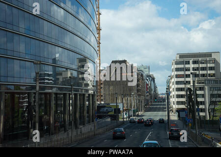 Bruxelles, Belgique - 17 avril : voitures passent par un grand bâtiment de verre montrant réflexions à Bruxelles, Belgique, Europe le 17 avril, 2017 Banque D'Images