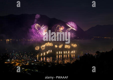 D'artifice lors de la fête de San Giovanni, Lenno, Isola Comacina, Lac de Côme, Lombardie, Italie Banque D'Images