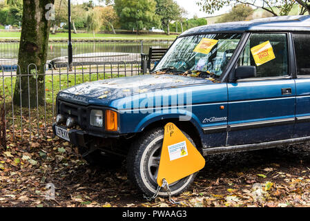 Une exonération du Land Rover Discovery 4x4 serré et d'une contravention. Banque D'Images