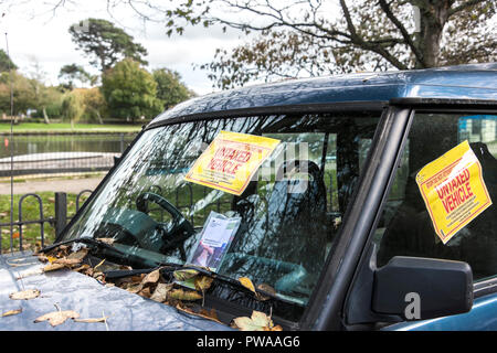 Une exonération du Land Rover Discovery 4x4 serré et d'une contravention. Banque D'Images