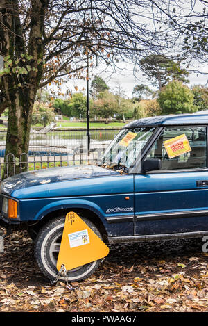 Une exonération du Land Rover Discovery 4x4 serré et d'une contravention. Banque D'Images