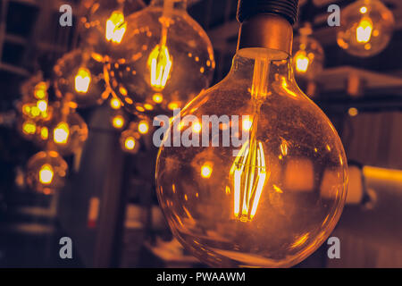 Lampe tungstène vintage style loft suspendus faible éclairage intérieur décoration intérieure Banque D'Images