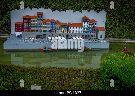 Bruxelles, Belgique - 17 Avril 2017 : Miniatures au parc Mini-Europe - reproduction de la Cais da Ribeira, quai,Porto, Portugal, Europe Banque D'Images