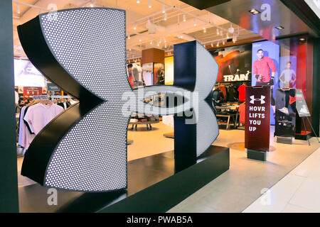 UNDER ARMOUR American Sportswear Company fondée en 1996 fabrique des vêtements et tenues de sport chaussures ouvrir nouveau grand magasin dans Mega Bangna Bangkok, Th Banque D'Images