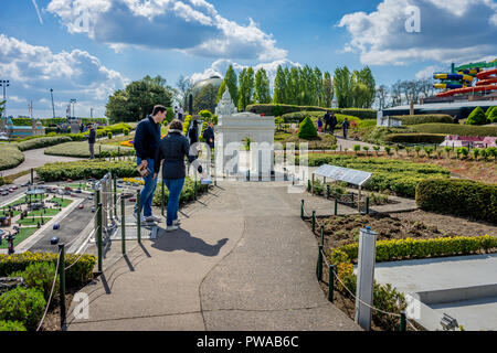 Bruxelles, Belgique - 17 Avril 2017 : Miniatures au parc Mini-Europe - reproduction de l'Arc de Triomphe à Paris, France, Europe Banque D'Images