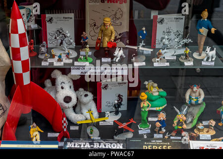 Bruxelles, Belgique - Avril 17 : Souvenirs de Tintin, Astérix et Obélix le personnage popularisé par Herge comics affiche sur une vitrine Banque D'Images