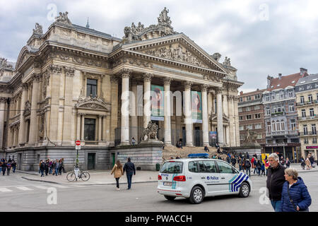 Bruxelles, Belgique - 17 avril : une voiture de police est garée dehors la bourse de Bruxelles à Bruxelles, Belgique, Europe le 17 avril. Steve Mc Curry.ph Banque D'Images