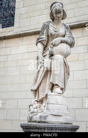 Une sculpture d'une femme blanche verser de l'eau d'une cruche à Bruxelles, Belgique, l'Europe par un beau jour d'été Banque D'Images