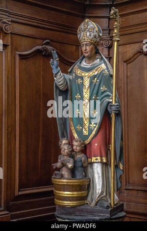 Statue de St.Nicolas avec 3 enfants dans un seau à l'intérieur de l'église Saint Nicolas, Gand, Belgique Banque D'Images