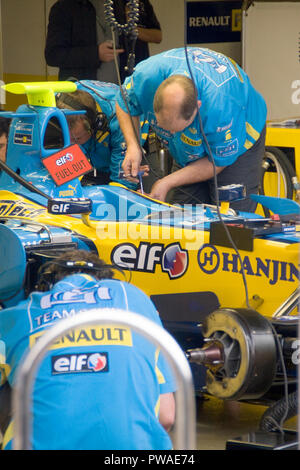 F1 au travail mécanique sur Renault F1 race car dans la voie des stands de Silverstone l'atelier Banque D'Images