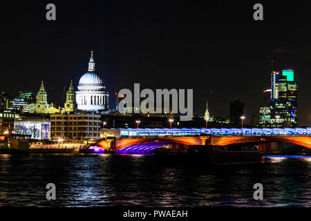 La Cathédrale St Paul et Blackfriars Bridge et la station est allumé sur le skyline at night, London, UK Banque D'Images