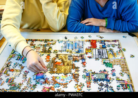 Mère et fille faire un puzzle denteux ensemble Banque D'Images