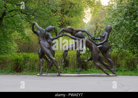 SAINT-PÉTERSBOURG, RUSSIE - 16 MAI 2015 : groupe de sculptures 'Dance' dans le parc de l'Île Elagin. Saint-pétersbourg. Banque D'Images