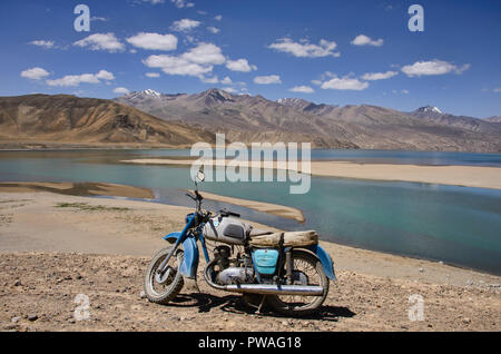 Le lac Emerald Yashilkul, Pamir Highway, au Tadjikistan Banque D'Images