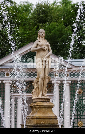 PETERHOF, RUSSIE - 25 juillet 2013 : Peterhof, environs de Saint-Pétersbourg, Russie. Eva fontaine. Banque D'Images