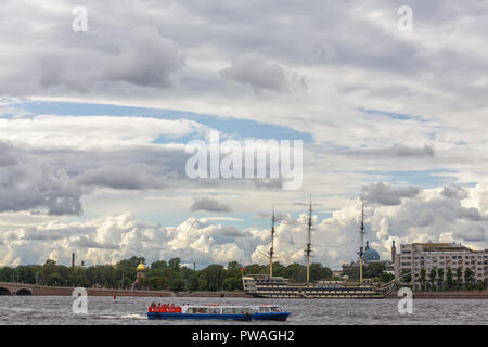 SAINT PETERSBURG, Russie - le 19 juillet 2013 : Saint-Pétersbourg et la rivière Neva, cityscape atmosphérique Banque D'Images