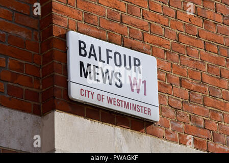 Balfour mews road sign, plaque de rue. City of westminster W1, Londres, Royaume-Uni. Zone exclusive à Mayfair Banque D'Images