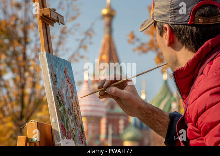 Un artiste peint un paysage avec une vue sur la cathédrale Saint-Basile dans le parc de la ville de Moscou de Zaryadye, Russie Banque D'Images