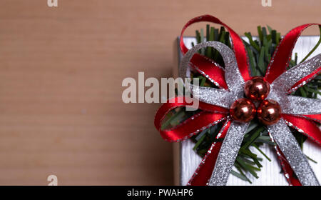 Décorations de Noël, cadeaux de ticket mignon sur fond de bois avec copie espace pour envoyer la bonne coupe Banque D'Images