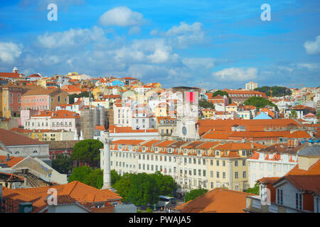 Des toits de la vieille ville de Lisbonne avec la place Rossio et le Roi Pedro IV monument. Lisbonne, Portugal Banque D'Images