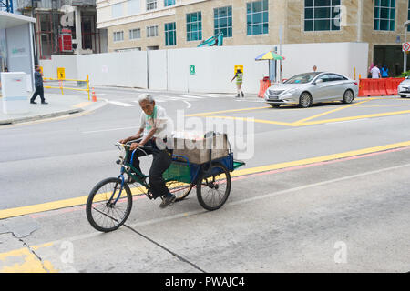 Singapour - Le 18 février 2017 : un tricycle sur la route de Singapour. Singapour est le principal centre financier d'Asie Banque D'Images