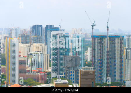 L'activité de construction à Singapour. Les grues et les bâtiments modernes Banque D'Images