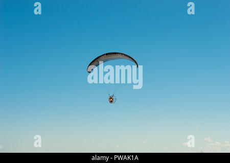 Homme parachute sur la plage de Chuburna, Yucatan, Mexique. Banque D'Images