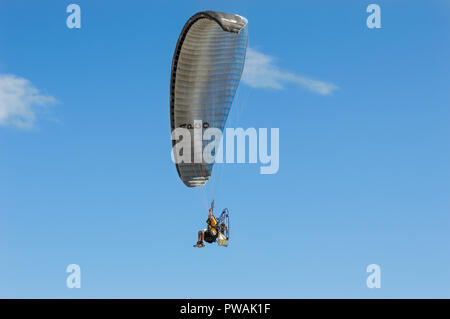 Homme parachute sur la plage de Chuburna, Yucatan, Mexique. Banque D'Images